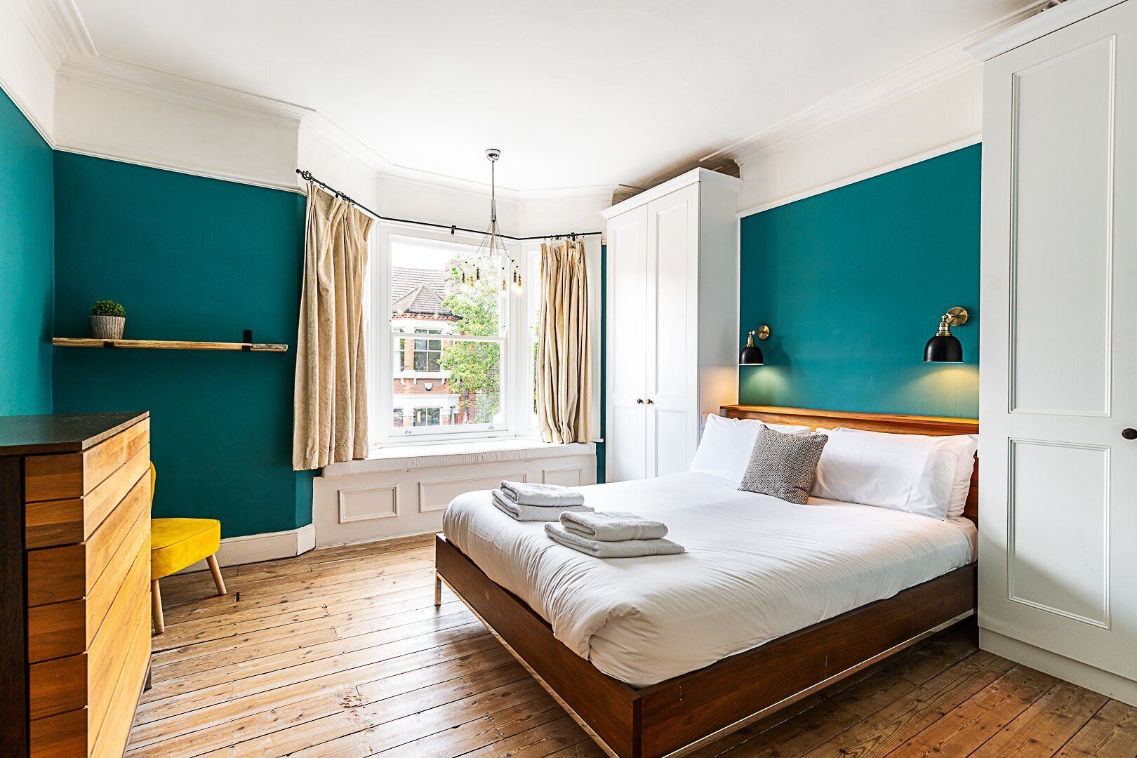 4 bedrooms, desk, iron/ironing board, Internet