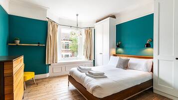 4 bedrooms, desk, iron/ironing board, Internet