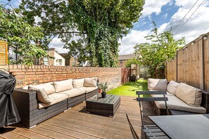 Outdoor dining - Stylish Family Home with Garden in Peckham Rye (London)