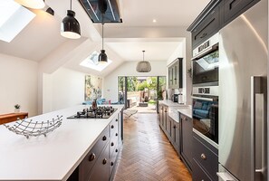 Geladeira, micro-ondas, fogão, lava-louças