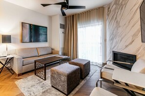 Fernseher, Kamin, DVD-Player, Stereoanlage