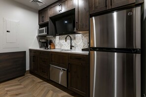 Fridge, microwave, stovetop, dishwasher
