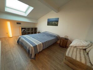 1 habitación, escritorio, tabla de planchar con plancha y wifi 