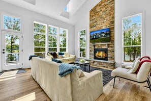 Smart-TV, Kamin, Arbeitsbereiche