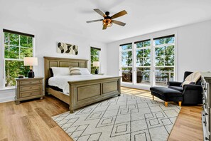 6 bedrooms, desk, iron/ironing board, travel crib