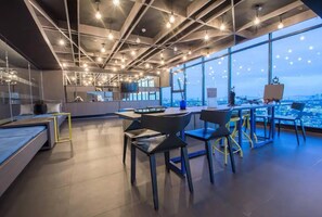 Appart'hôtel, 1 chambre, accessible aux personnes à mobilité réduite, fumeurs | Bar lounge
