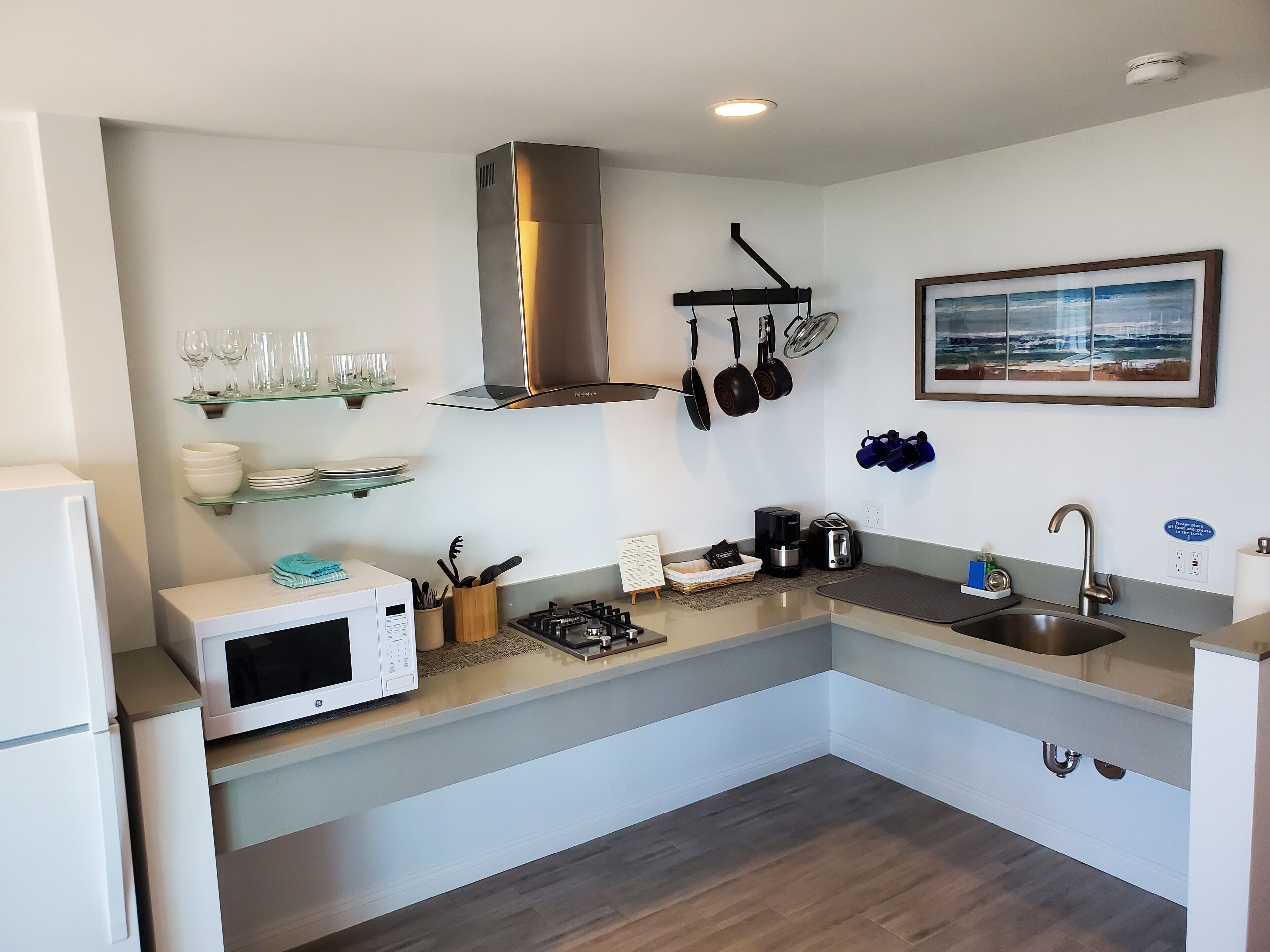 Kjøleskap, mikrobølgeovn, kaffetrakter/tekoker og brødrister