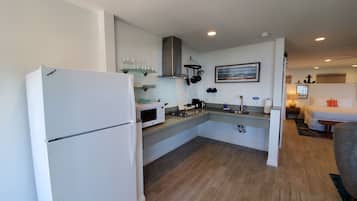 Een koelkast, een microgolfoven, een koffiezetapparaat/waterkoker