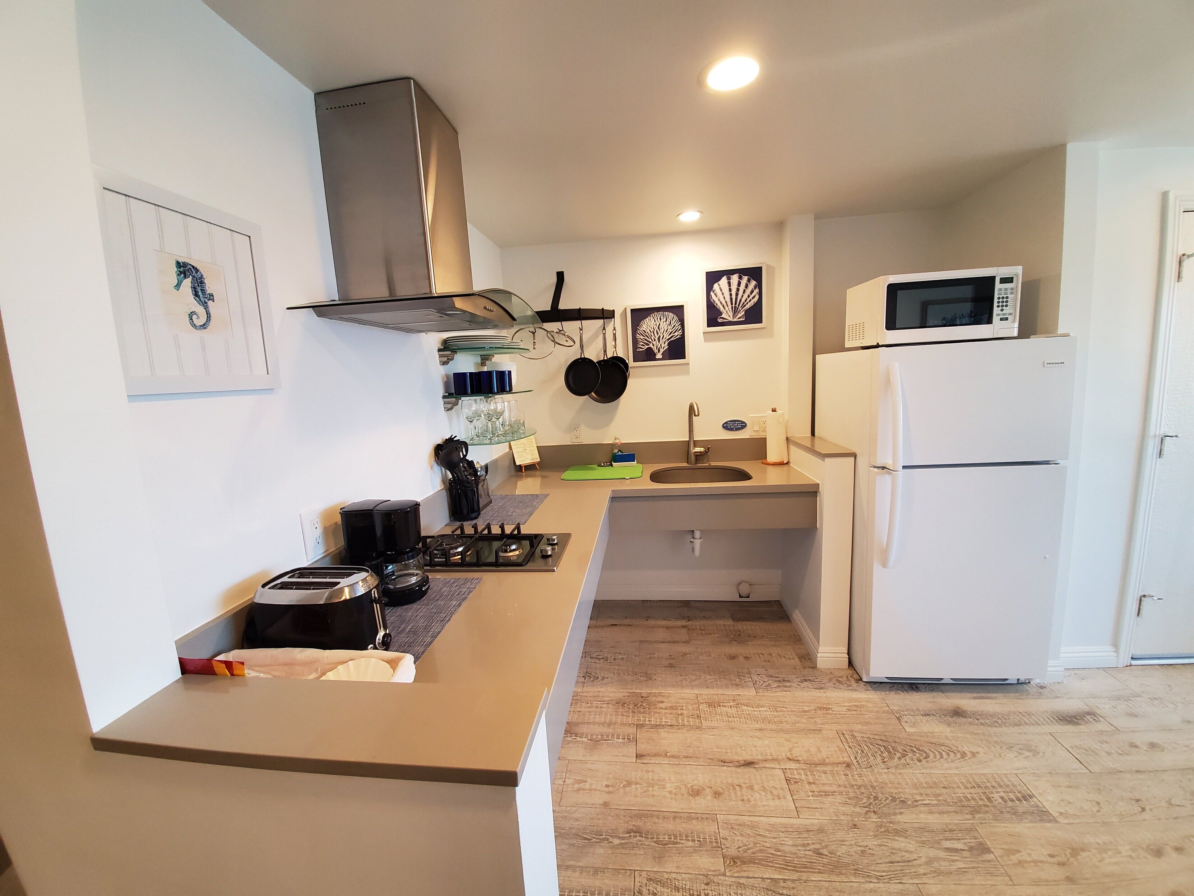 Réfrigérateur, micro-ondes, cafetière/bouilloire, grille-pain