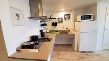 Refrigerador, microondas, cafetera y tetera y tostadora