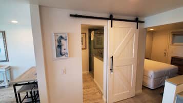 2 bedrooms, iron/ironing board, internet