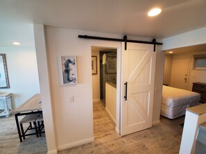 2 bedrooms, iron/ironing board, internet