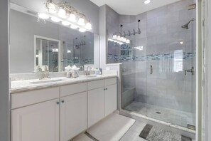 Dusche, Haartrockner, Handtücher, Seife