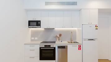 冰箱、微波炉、烤箱、炉灶