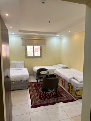 Kamar Triple | Brankas, ruang kerja ramah laptop, dan setrika/meja setrika