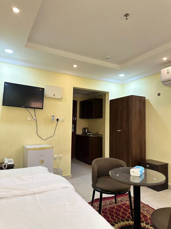 Triple Room | In-room safe, laptop workspace, iron/ironing board, free WiFi