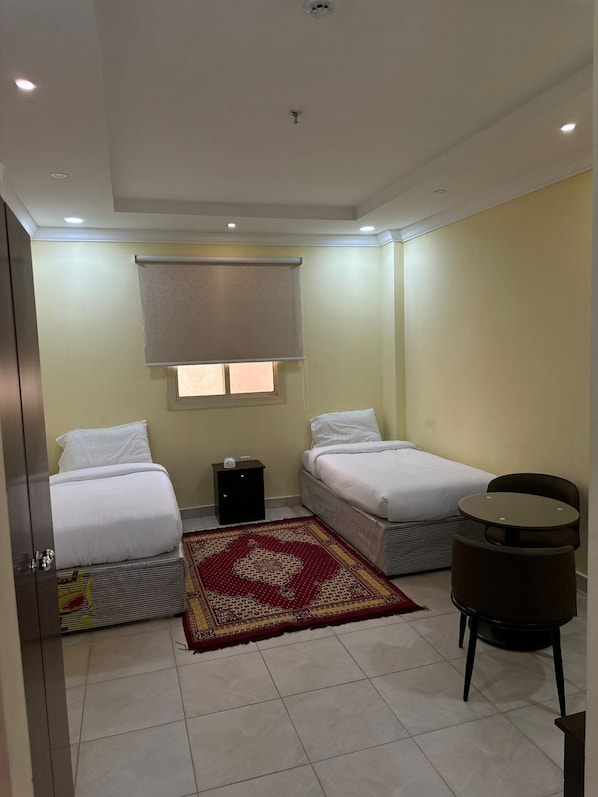 Chambre double | Coffre-fort, espace de travail pour ordinateurs portables