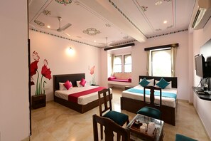 Family Double Room | Desk, free WiFi