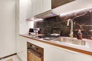 Een koelkast, een magnetron, een oven, een kookplaat
