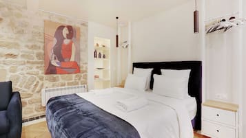 Iron/ironing board, Internet, bed sheets