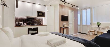 Een strijkplank/strijkijzer, internet, beddengoed