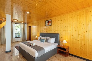 Casa rural Deluxe, 1 llit de matrimoni gran, balcó, vistes al turó | Planxa i posts de planxar i wifi gratuïta 