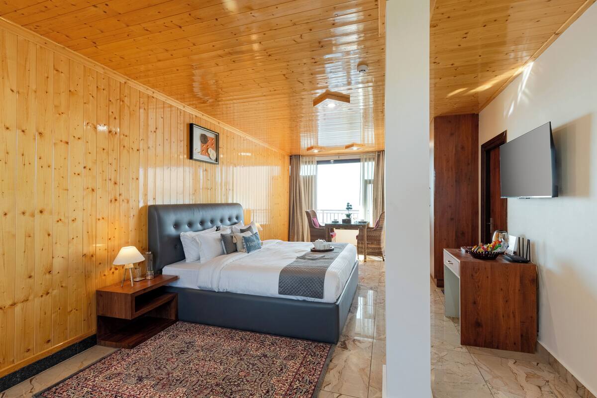 Cottage, 1 King Bed, Balcony, Hill View | Iron/ironing board, free WiFi