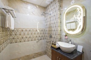 Casa de campo, 1 cama King size, balcón, vista a la colina | Baño | Pantuflas