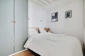 Iron/ironing board, Internet, bed sheets