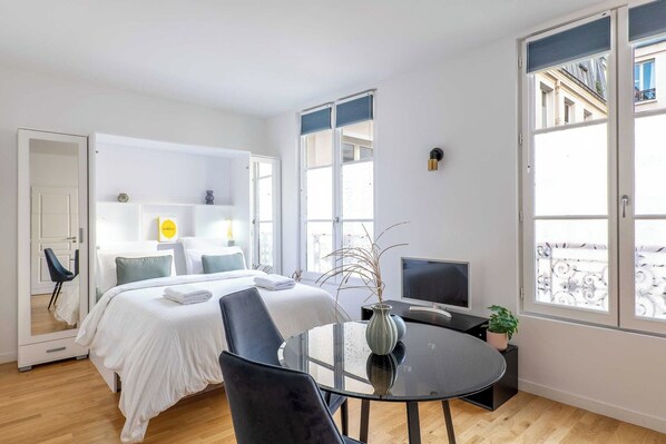 Escritorio, tabla de planchar con plancha, wifi gratis y ropa de cama 