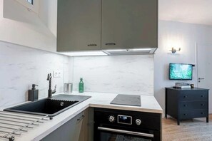 Fridge, oven, stovetop, coffee/tea maker