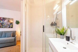 Suihku, hiustenkuivaaja, pyyhkeet