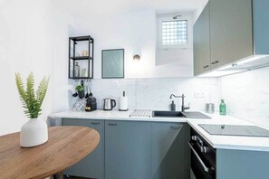 Kühlschrank, Ofen, Herdplatte, Wasserkocher mit Kaffee-/Teezubehör