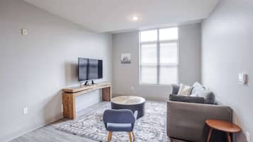 Deluxe appartement | Woonruimte | Een 42-inch smart-tv met digitale zenders, Netflix en Hulu