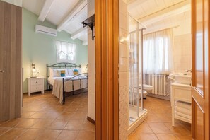 6 bedrooms, iron/ironing board, WiFi, bed sheets