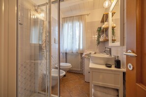 Een douche, gratis toiletartikelen, een haardroger, badjassen
