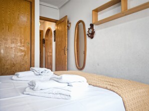 2 bedrooms, iron/ironing board, Internet, bed sheets