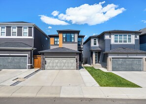 Exterior - Victorian Gem – Banff & Spruce Meadows Nearby! (Calgary)