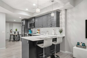 Private kitchen - Victorian Gem – Banff & Spruce Meadows Nearby! (Calgary)