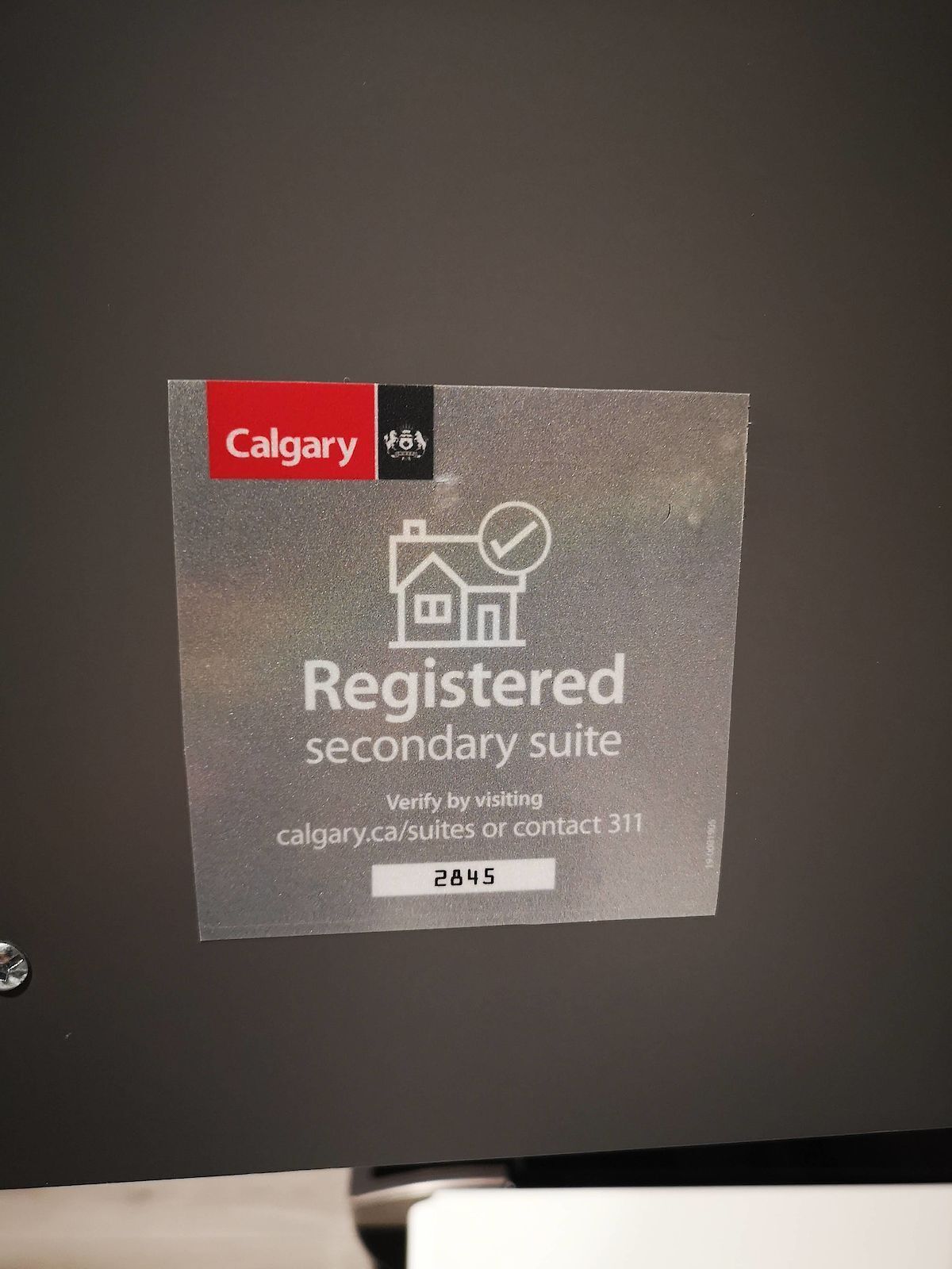 Señal que indica una suite secundaria registrada en Calgary.