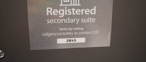 Señal que indica una suite secundaria registrada en Calgary.