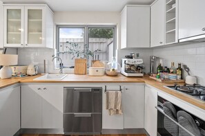 Micro-ondes, four, plaque de cuisson, lave-vaisselle