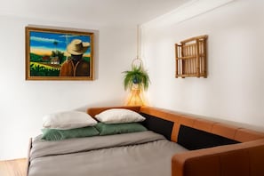 Iron/ironing board, Internet, bed sheets