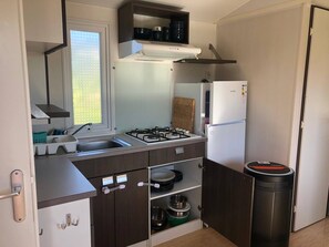 Réfrigérateur, four, plaque de cuisson, cafetière/bouilloire