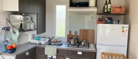 Fridge, oven, stovetop, coffee/tea maker