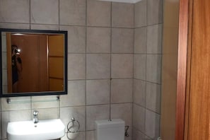 Articles de toilette écologiques, sèche-cheveux, serviettes fournies