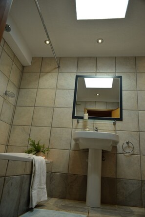 Amenidades de baño ecológicas, secadora de cabello, toallas, jabón 