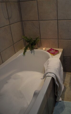 Amenidades de baño ecológicas, secadora de cabello, toallas, jabón 