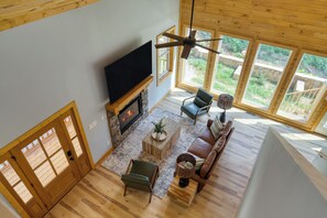 Smart TV, chimenea y videojuegos 