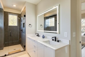 Een douche, een haardroger, handdoeken